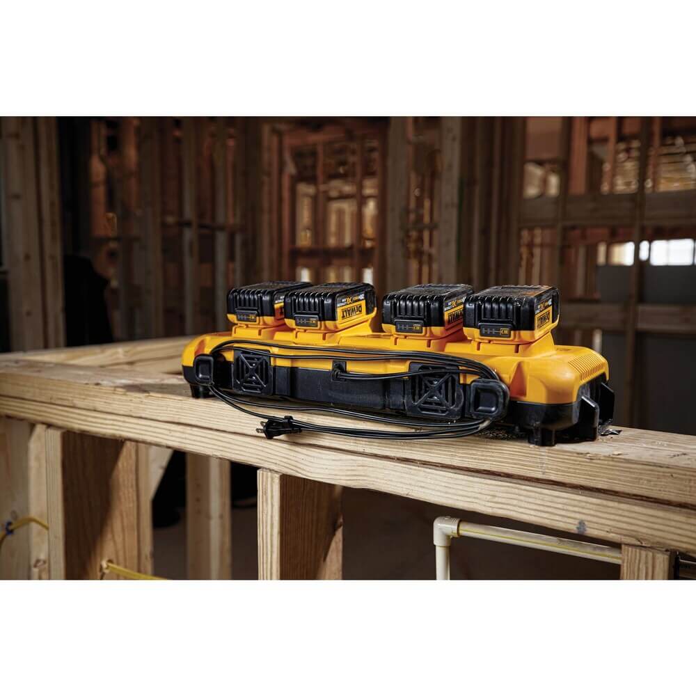 Cargador rápido simultáneo multipuerto DEWALT DCB104