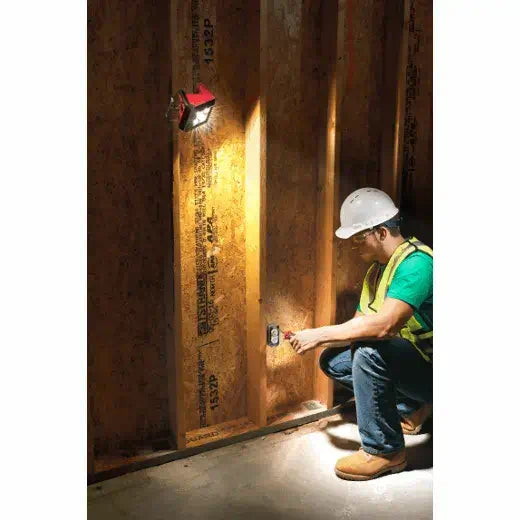 Luz de inundación de montaje Milwaukee 2364-20 M12 ROVER (solo herramienta)