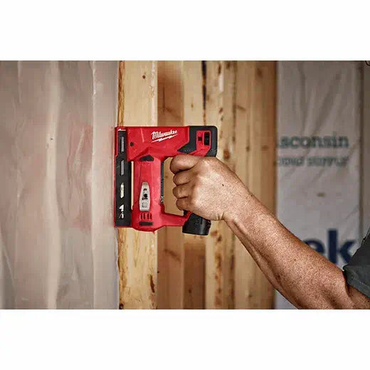 Engrapadora de corona Milwaukee 2447-20 M12 de 3/8 pulg.