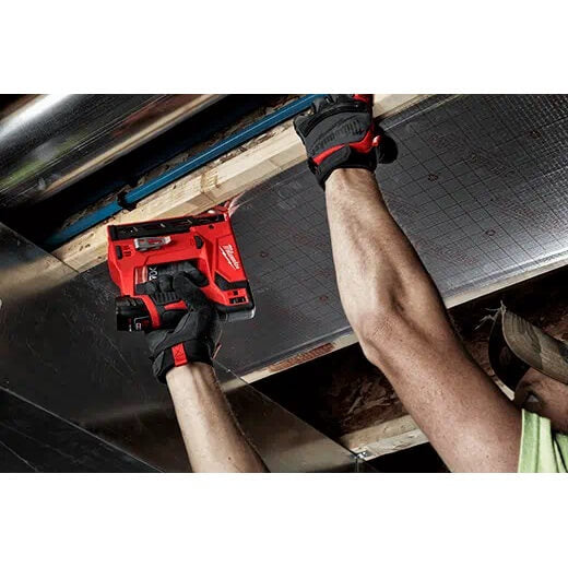 Engrapadora de corona Milwaukee 2447-20 M12 de 3/8 pulg.