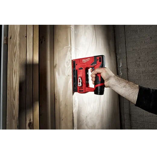 Engrapadora de corona Milwaukee 2447-20 M12 de 3/8 pulg.